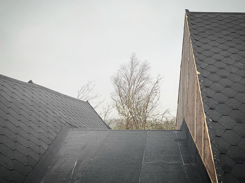 Takomlaggning av papptak pa Funkishus Djursholms Ekeby